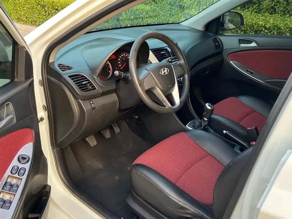 Hyundai Reina 2014 1.4L Manual GLX фото 4