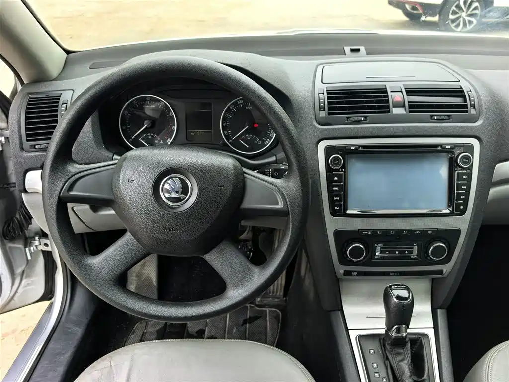 Škoda Octavia 2014 1.6L Auto Yijun Edition фото 15