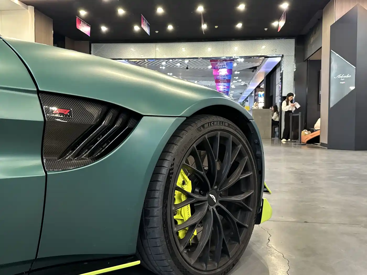 ASTON MARTIN V8 VANTAGE