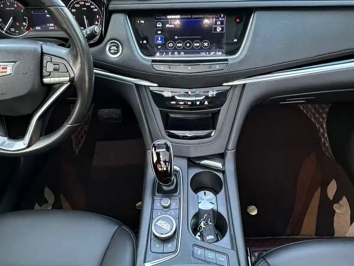 Фото 13 - Cadillac XT6