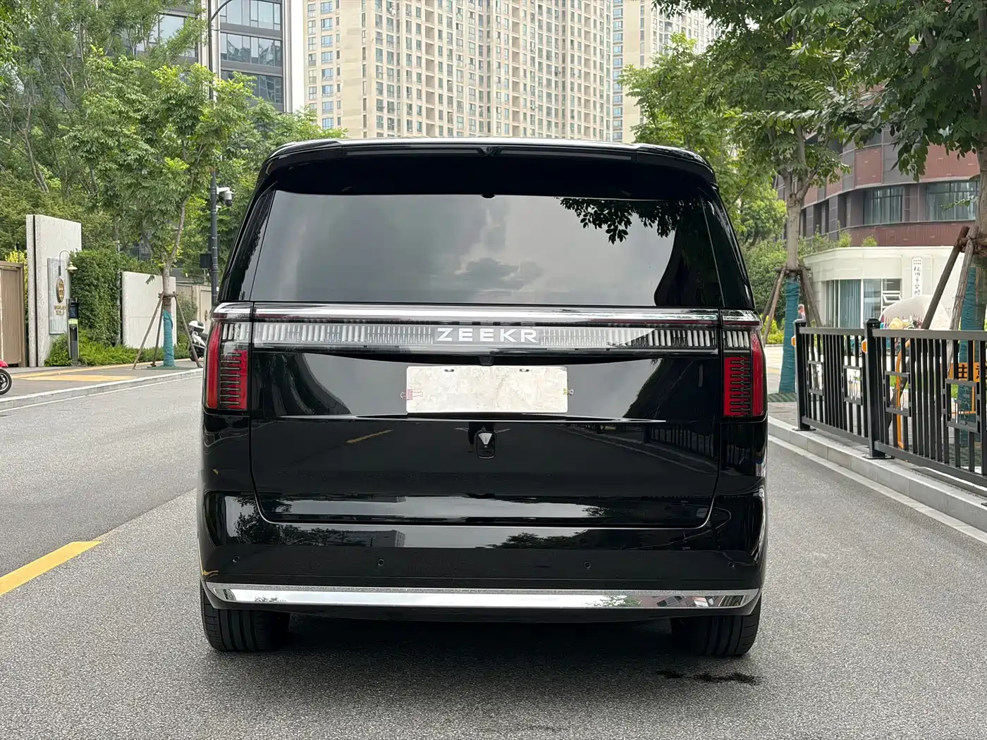 ZEEKR 009 2025 2024 6-seat Executive AWD 108kWh