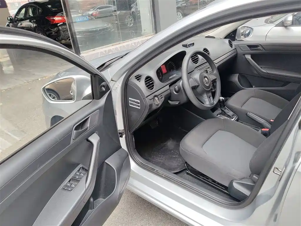Volkswagen Jetta 2013 1.6L Automatic Fashion фото 12