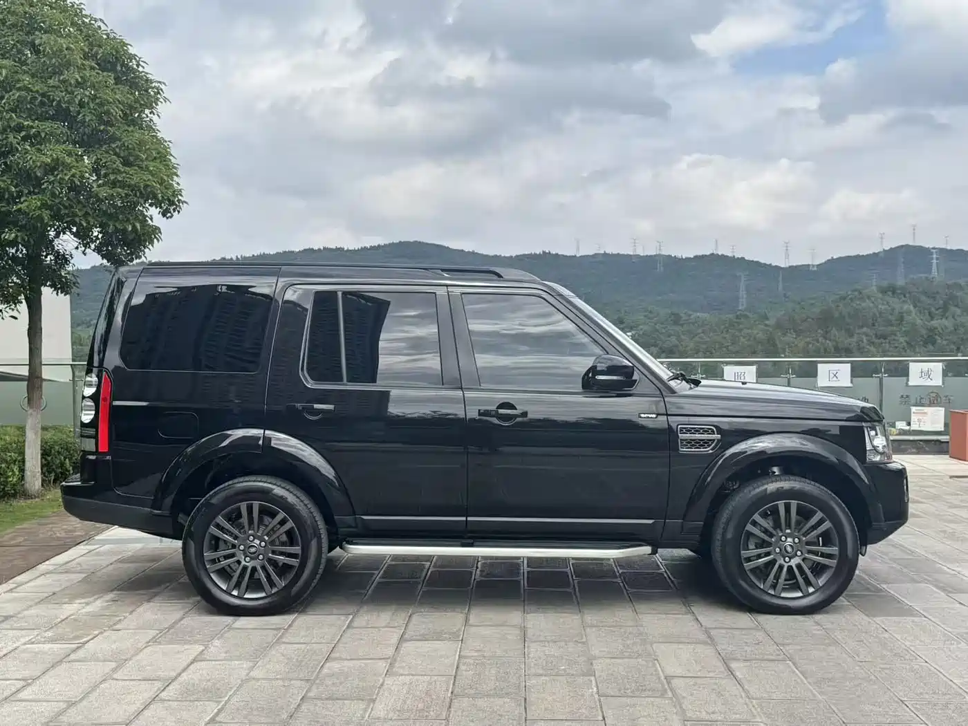 Land Rover Discovery 2016 3.0 SC Gloss Black Collector's Edition HSE фото 4