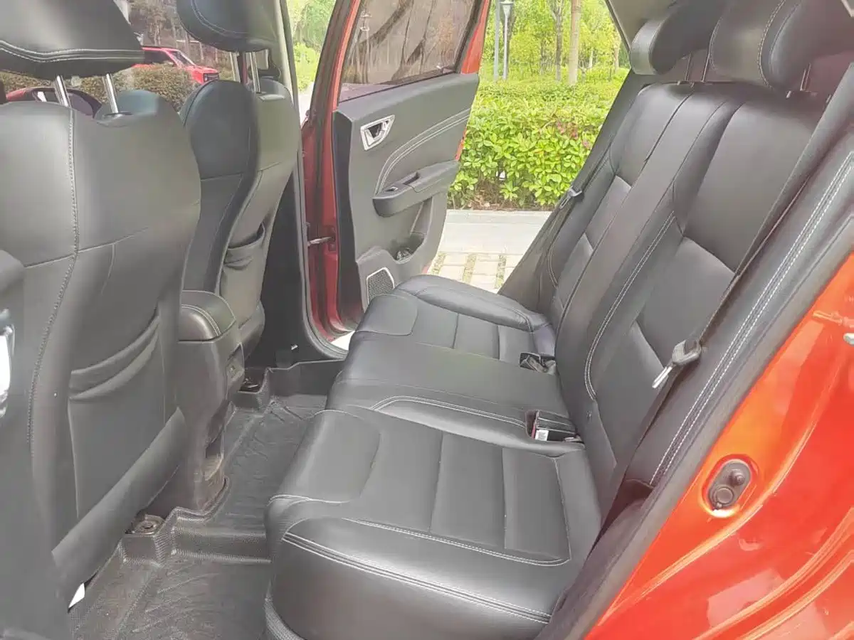 Фото 8 - Geely Vision X3