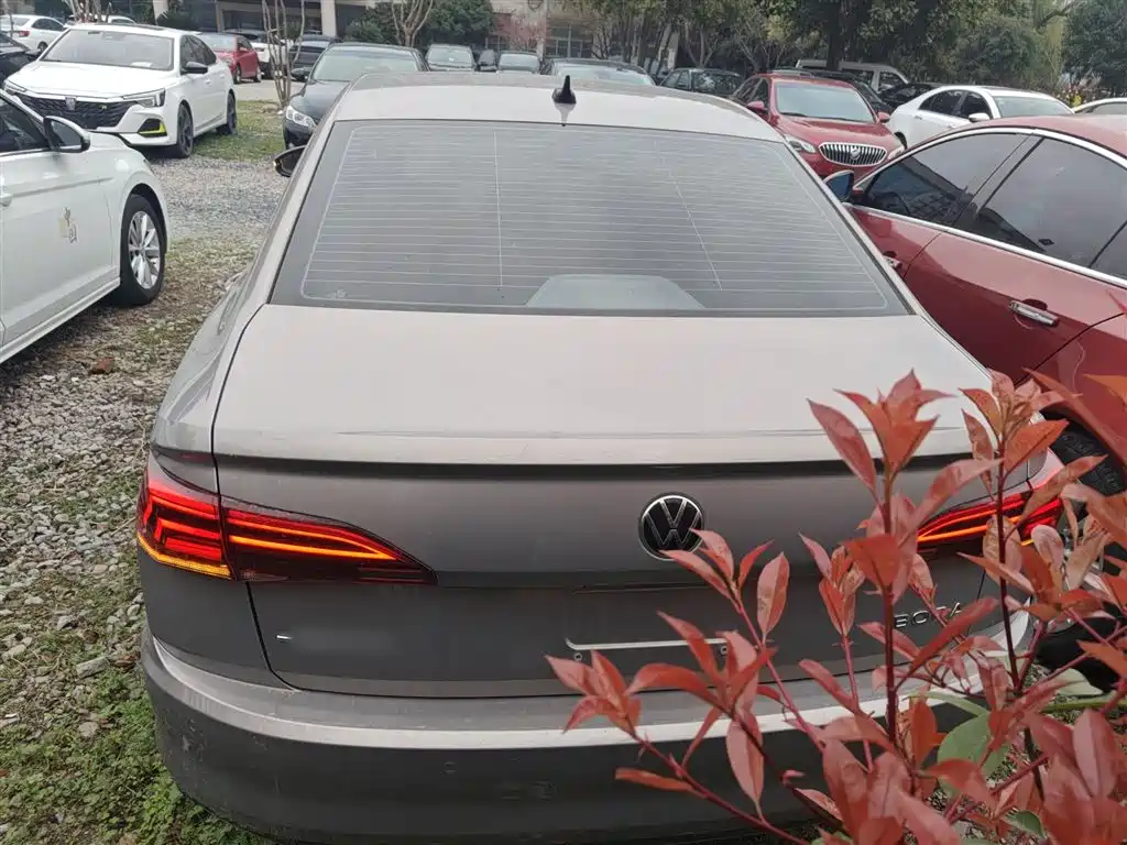 VOLKSWAGEN BORA