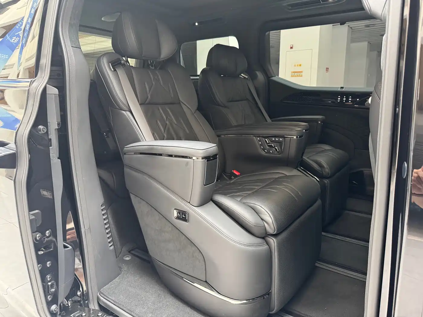 ZEEKR 009 2025 2024 7-Seat Aisle AWD Version 108kWh