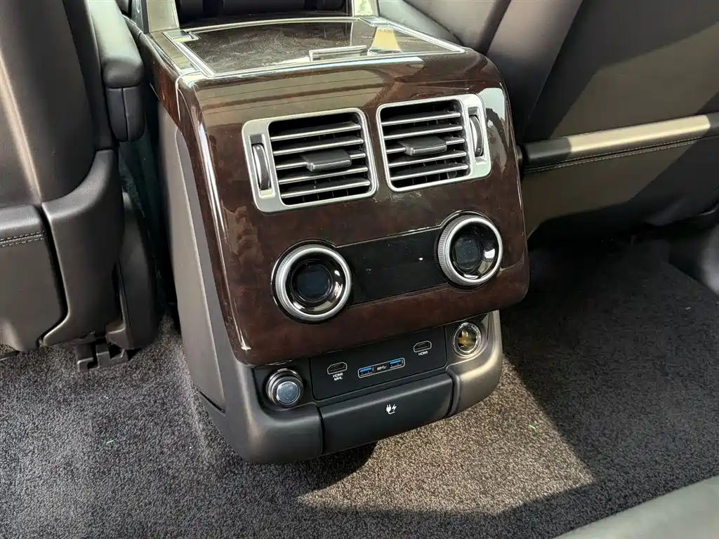 Land Rover Range Rover 2020 3.0 L6 Heritage Extended Edition фото 27