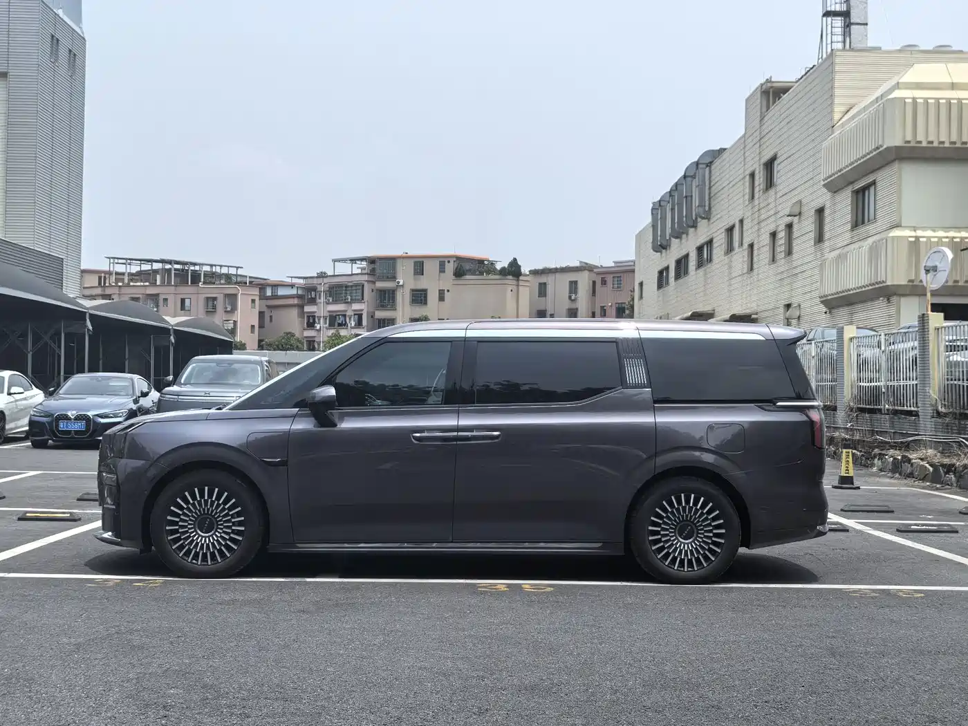 ZEEKR 009 2025 2024 6-seat Executive AWD 108kWh