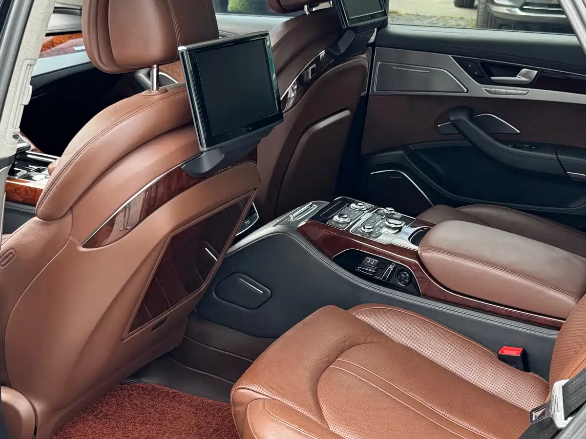 Photo 7 - Audi A8