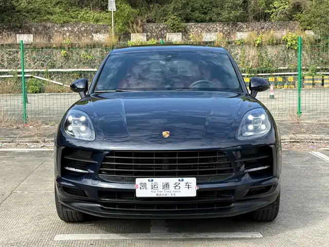 PORSCHE MACAN