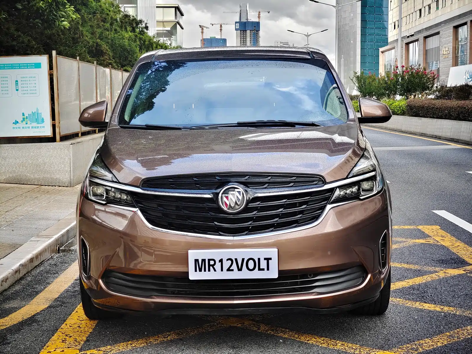 Photo 2 - Buick GL8
