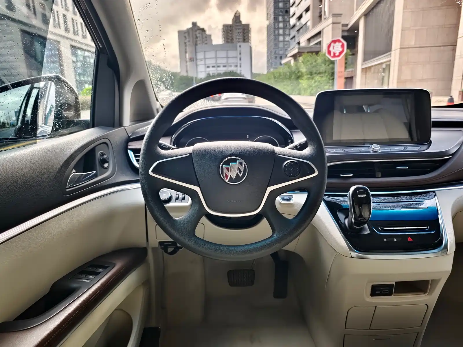 Photo 13 - Buick GL8