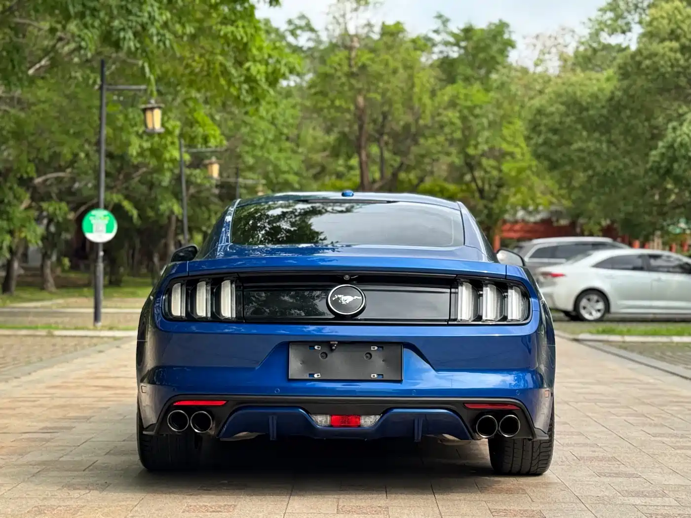 FORD MUSTANG