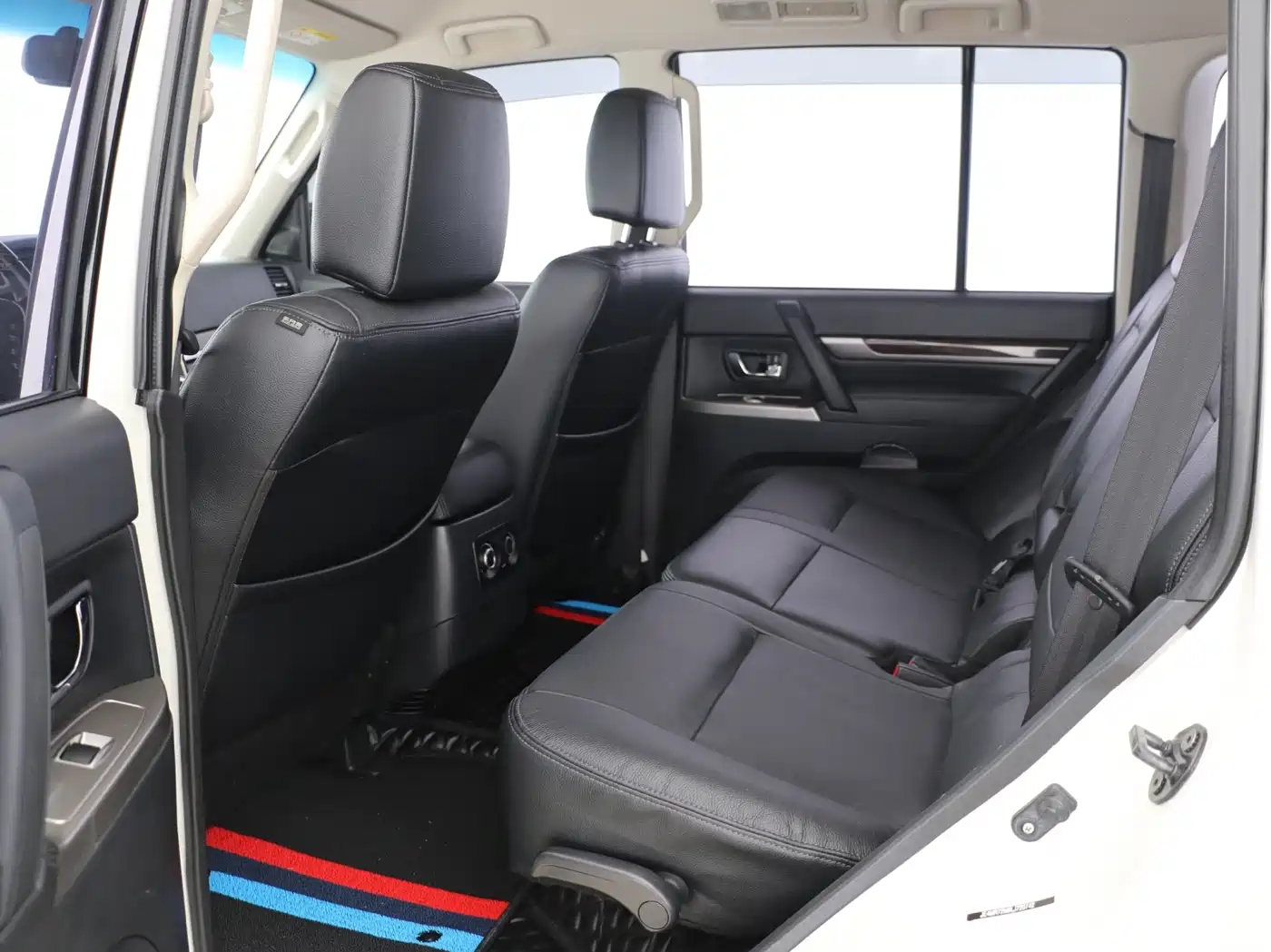 Mitsubishi Pajero (Import) 2020 3.0L Automatic Luxury Off-Road Edition фото 7