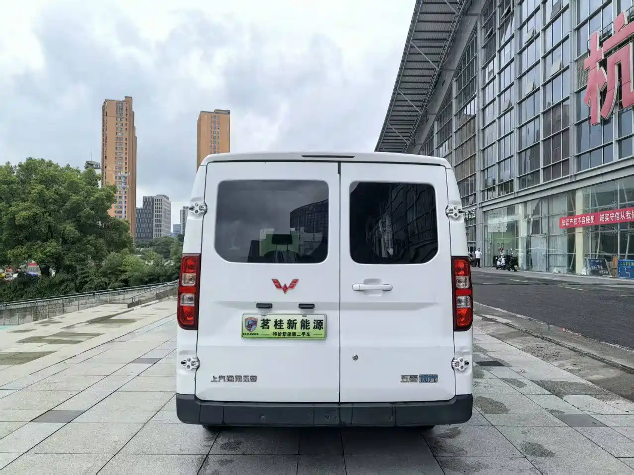 Wuling Motors Wuling Yangguang 2024 2024 300KM Comfort Bus Version 75kW