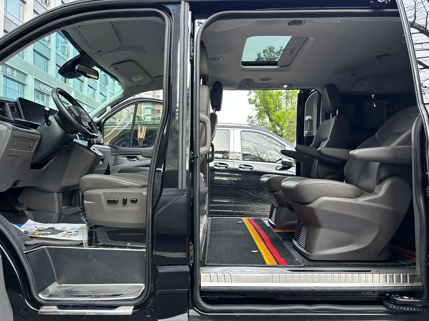 Ford Tourneo 2023 2.0T Automatic Premium Edition фото 10