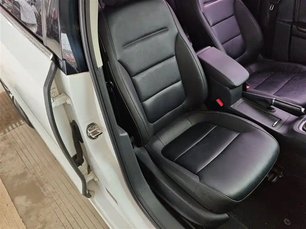 Volkswagen Sagitar 2018 1.6L Automatic Comfort фото 20