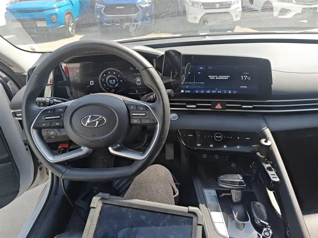 Hyundai Elantra 2022 1.5L CVT LUX Premium Edition фото 6