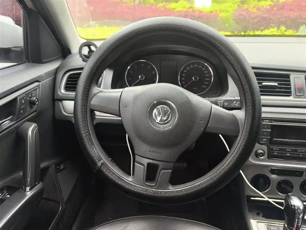 Volkswagen Lavida 2013 Facelift Classic 1.6L Automatic Comfort фото 3