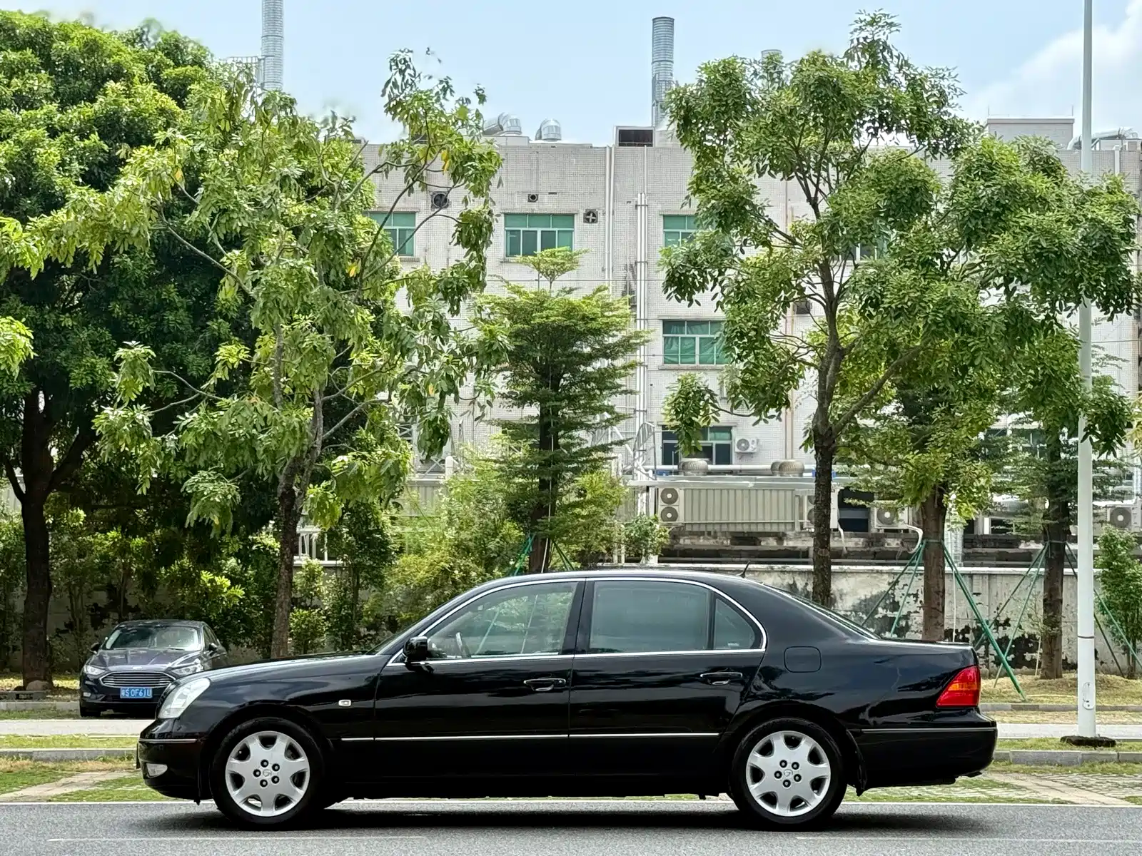 Фото 5 - Lexus LS