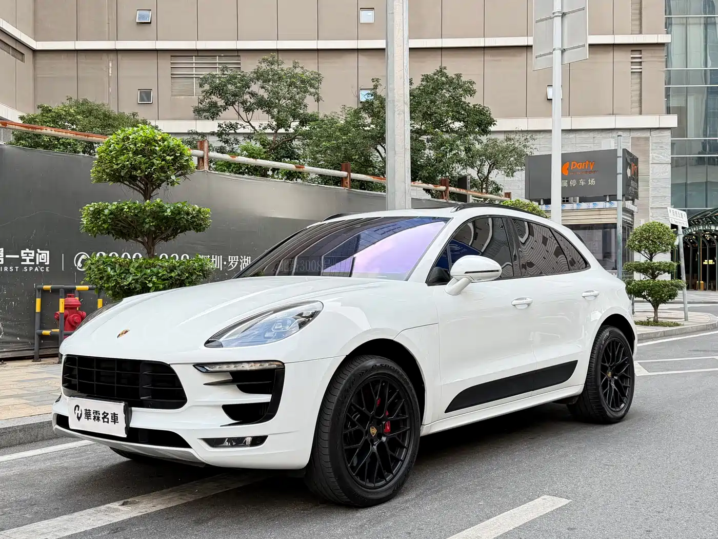 PORSCHE MACAN