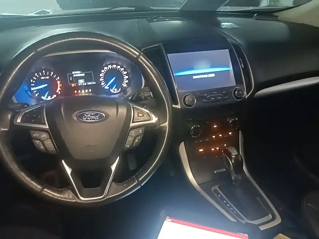 Фото 10 - Ford Edge