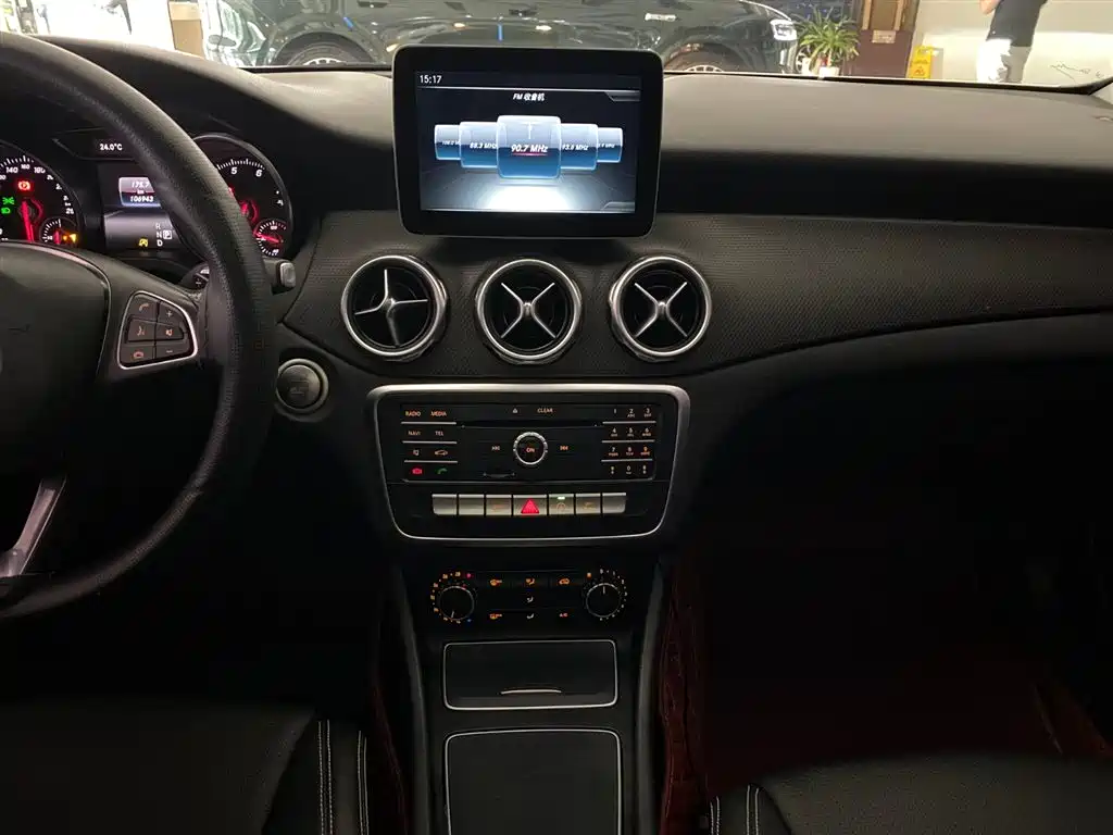 Mercedes-Benz GLA 2017 GLA 200 Dynamic фото 11