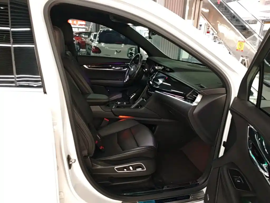 Фото 25 - Cadillac XT6