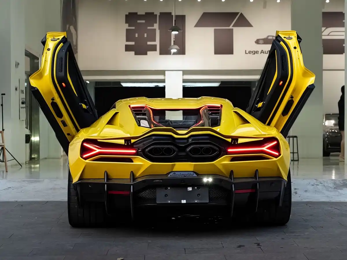 Фото 3 - Lamborghini Revuelto