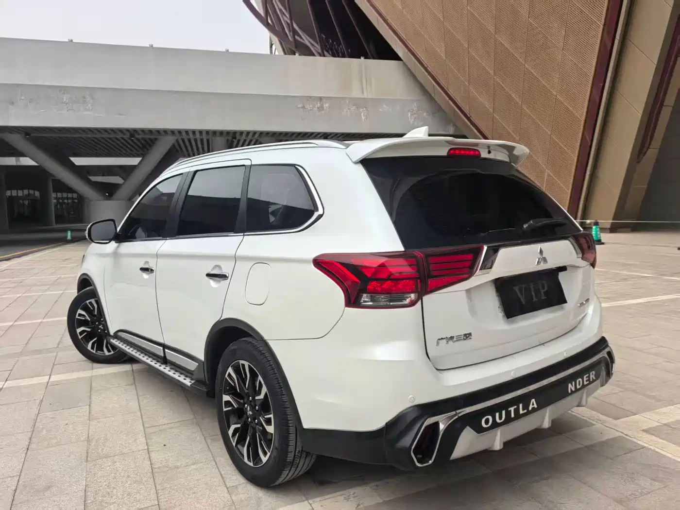 MITSUBISHI OUTLANDER