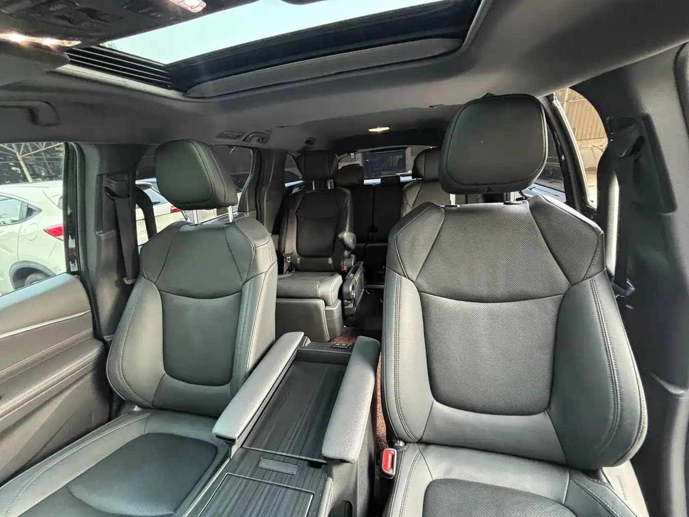 Toyota Sienna 2023 2.5L Hybrid Premium Edition фото 13