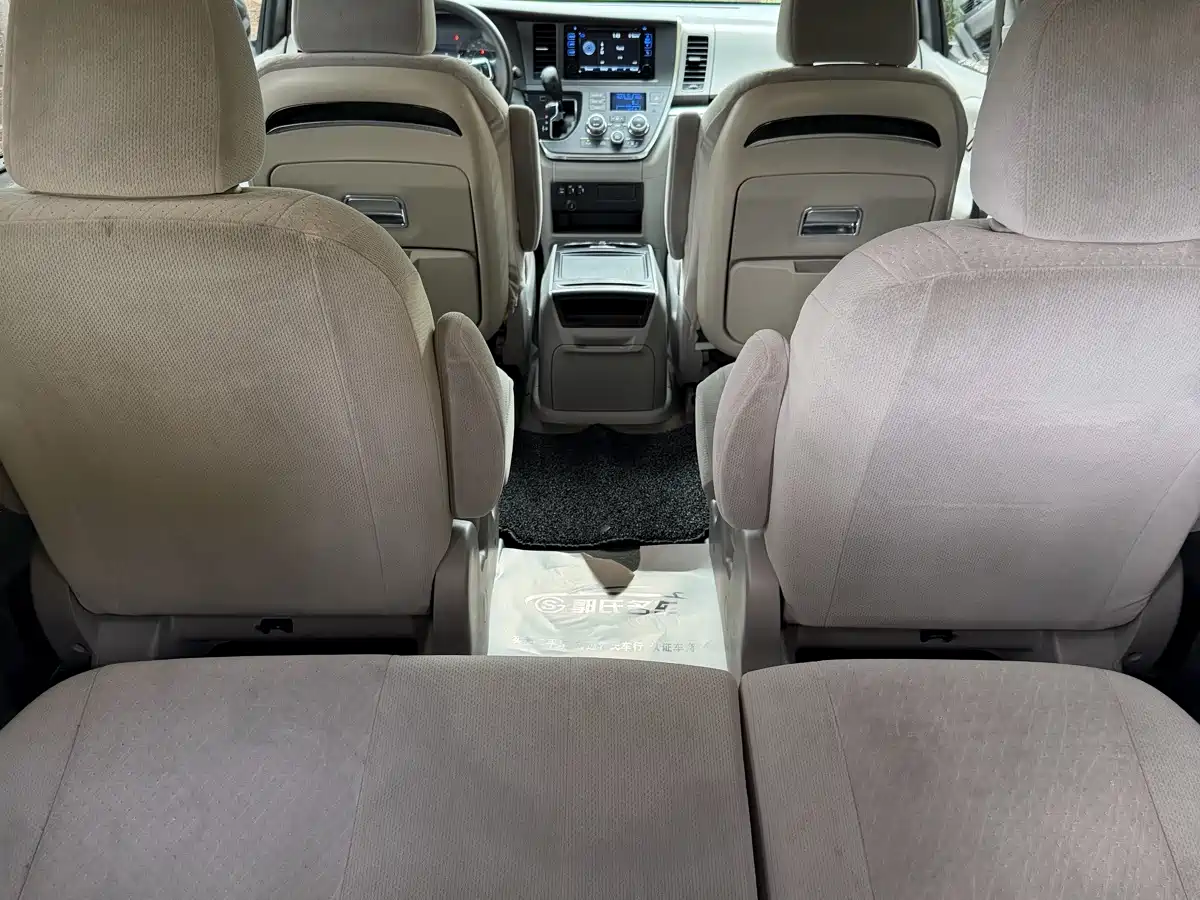 Photo 16 - Toyota Sienna