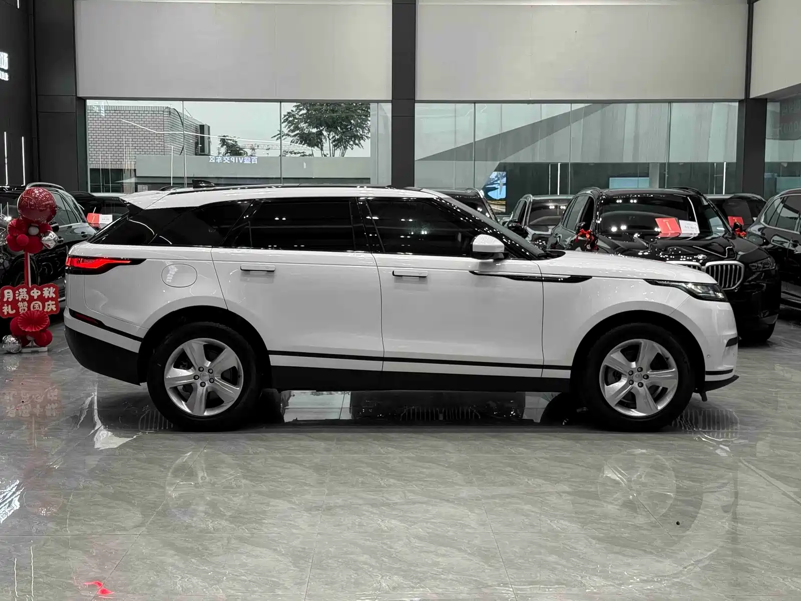 Фото 2 - Land Rover Range Rover Velar