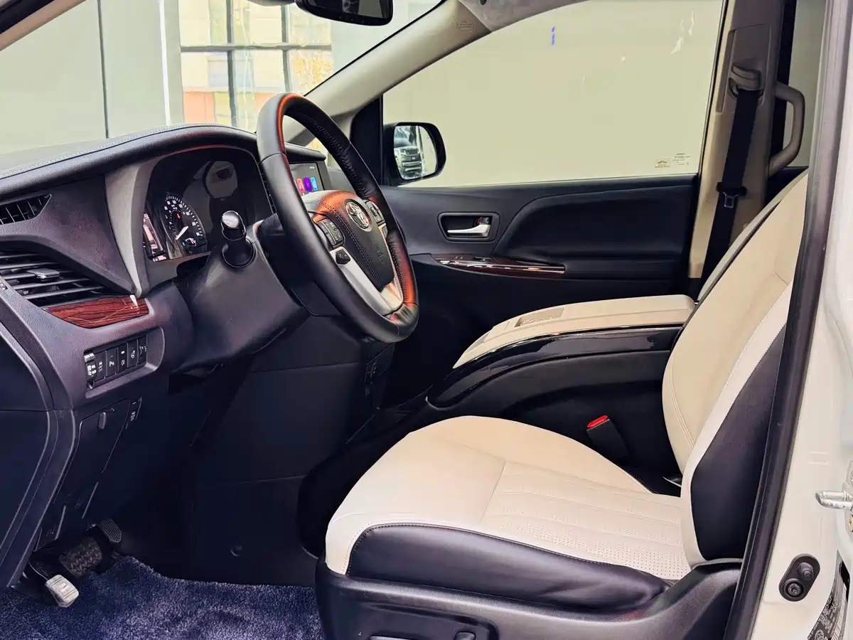 Photo 6 - Toyota Sienna
