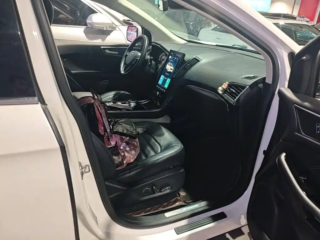Фото 25 - Ford Edge