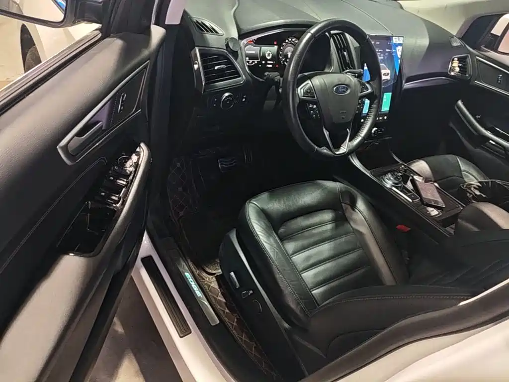 Фото 16 - Ford Edge