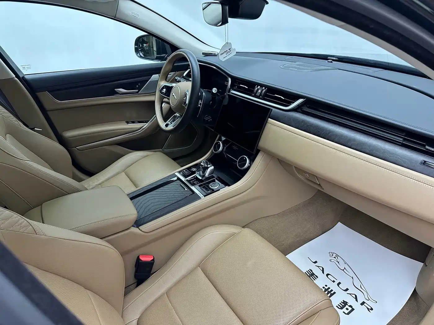 Photo 7 - Jaguar XFL