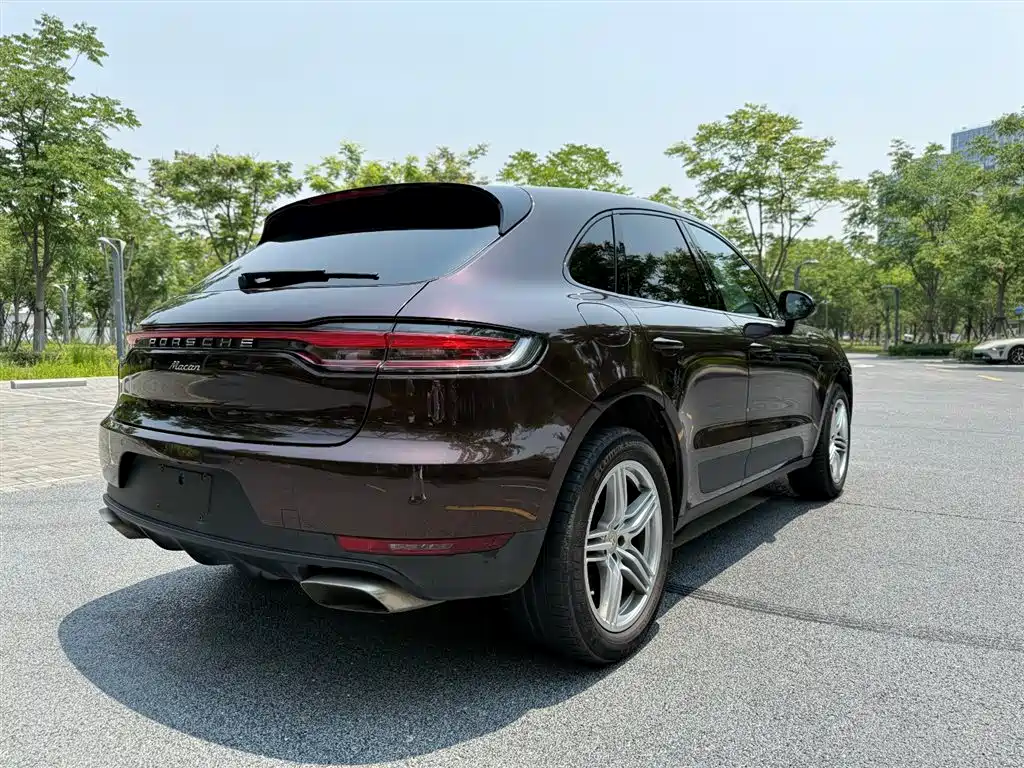 PORSCHE MACAN