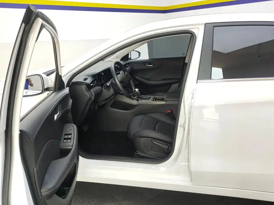 Roewe i5 2025 2023 1.5L CVT Luxury Edition