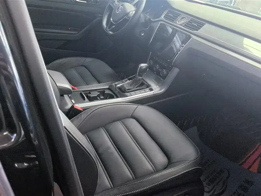 Volkswagen Passat 2016 330TSI DSG Executive Edition фото 8