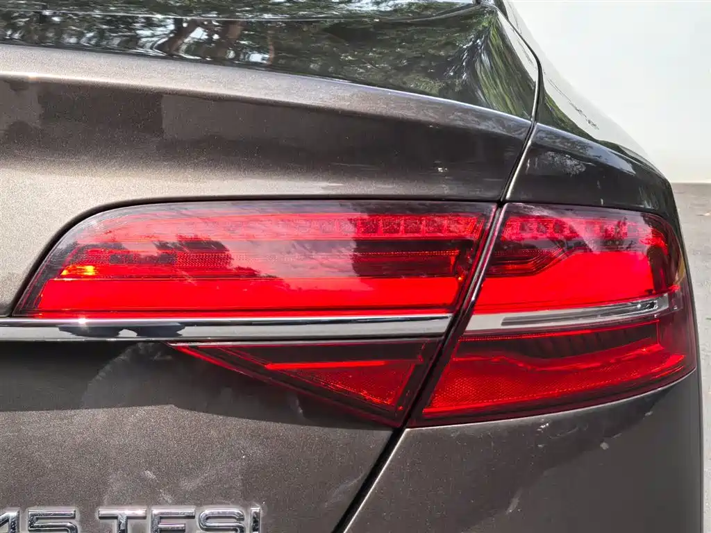 Photo 30 - Audi A8