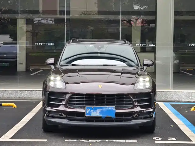 PORSCHE MACAN