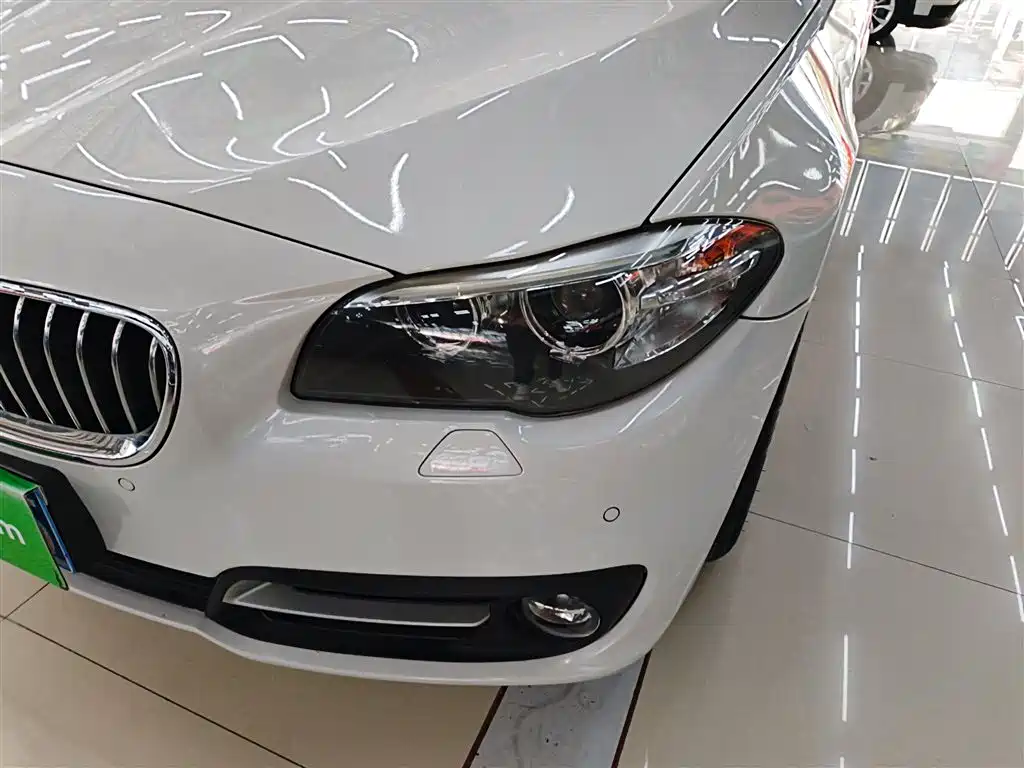 BMW 5 Series 2014 525Li Leading фото 23