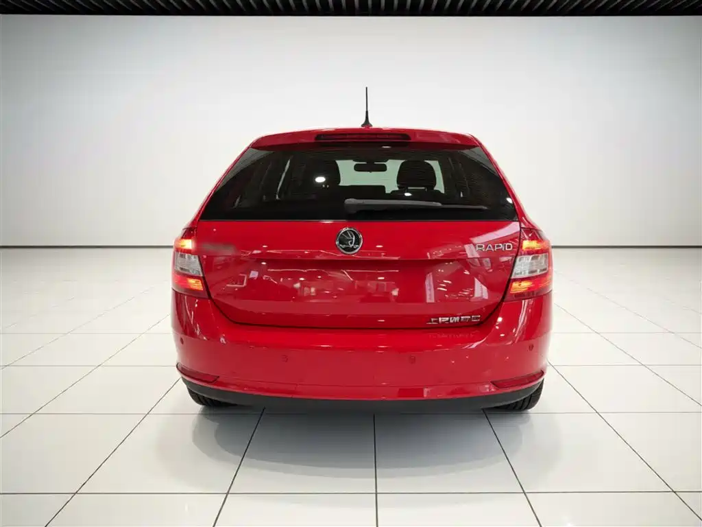 Škoda Skoda Rapid Spaceback 2016 Facelift 1.4L Manual Forward Edition фото 4