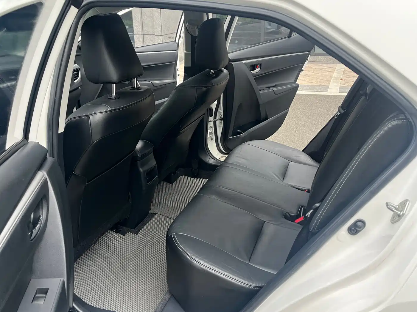 Toyota Corolla 2014 1.6L CVT GL-i Leather Edition фото 9