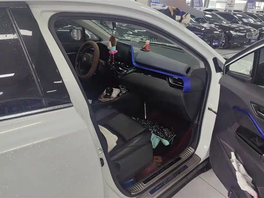 Toyota C-HR 2021 2.0L Luxury Edition фото 8