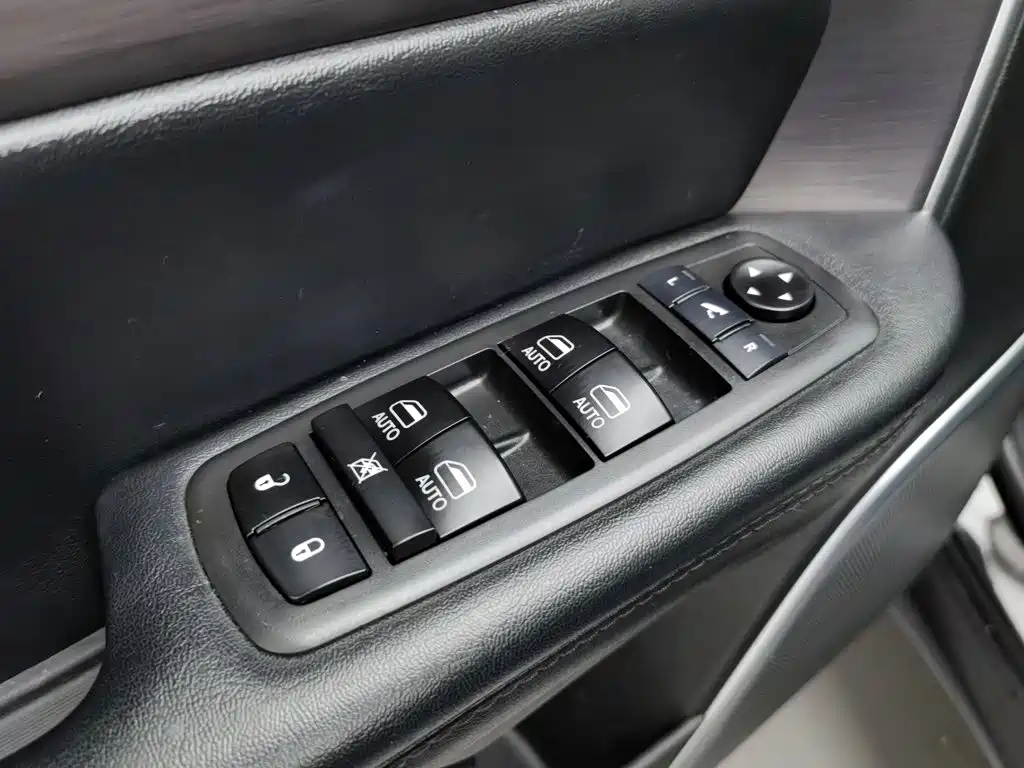 Photo 9 - Jeep Grand Commander