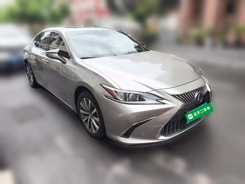Фото 24 - Lexus ES