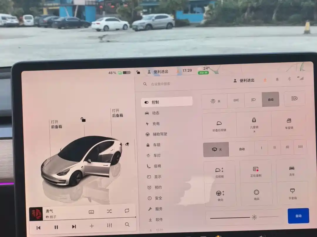 TESLA MODEL 3