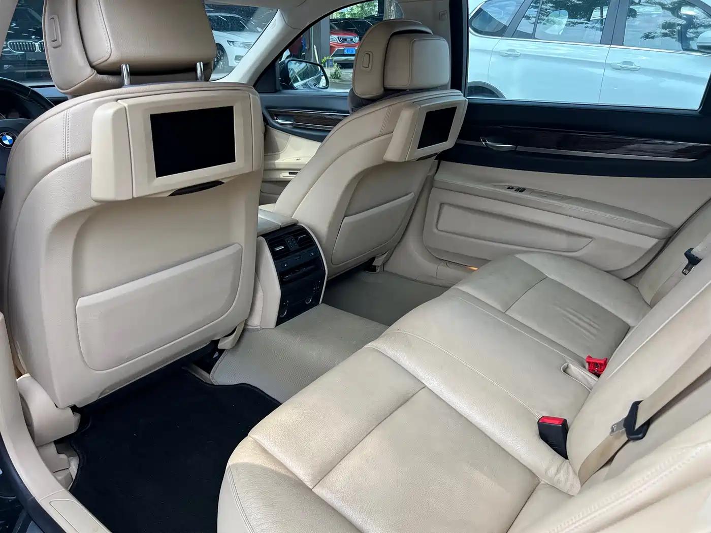 BMW 7 Series 2009 730Li Leading фото 6